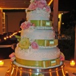 wedding-cake-green-ribbon-pink-flowers