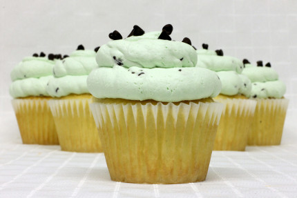 12-cupcake-white-mint-chip-mousse