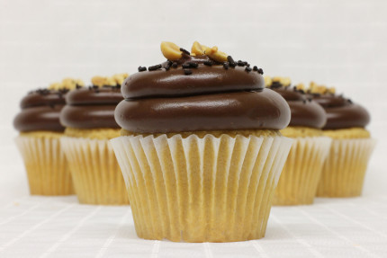 32-cupcake-peanut-butter-chocolate-fudge
