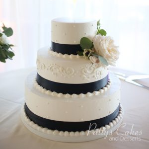 black white round wedding cake
